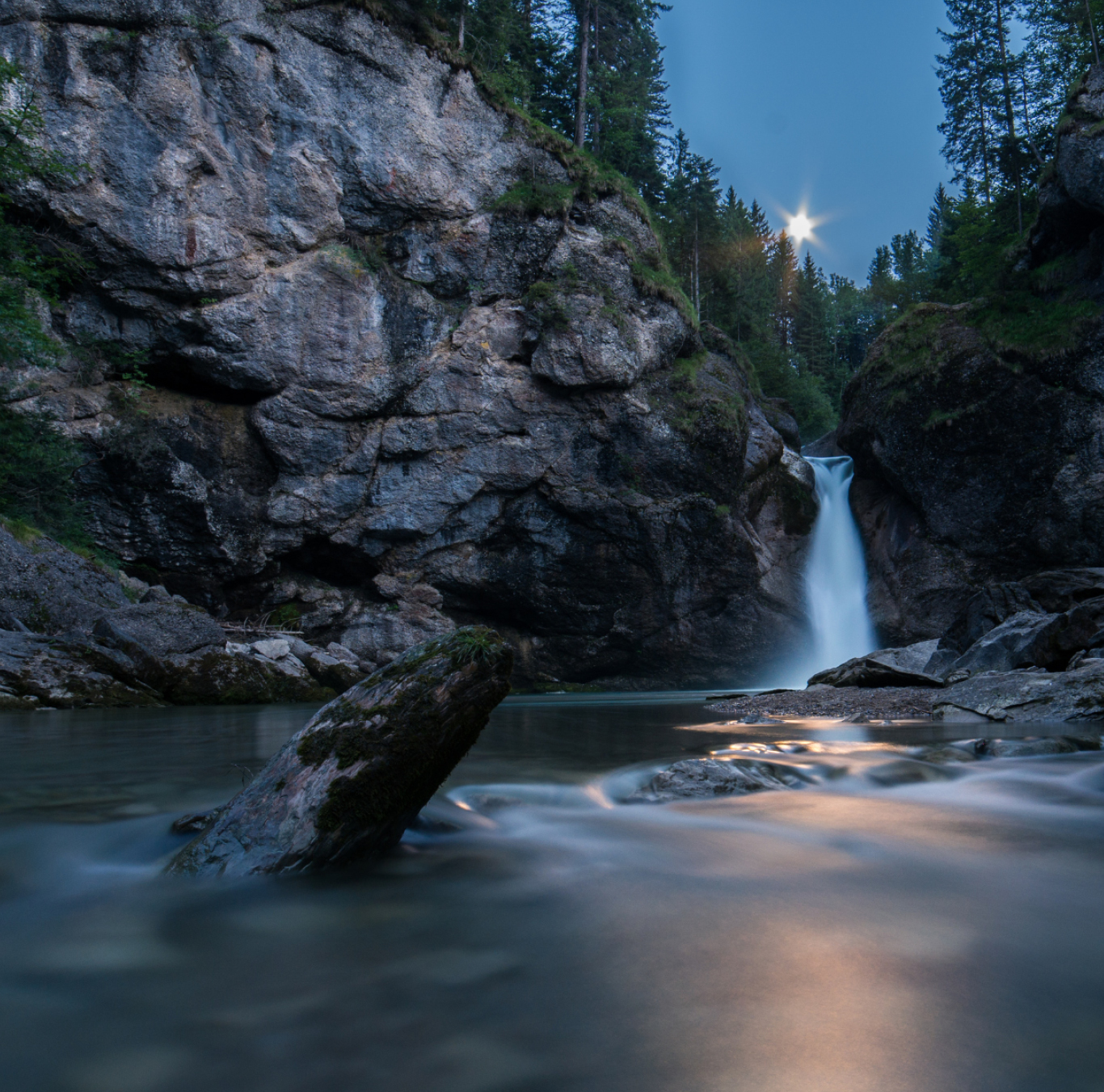 Paesaggio con cascata e luce